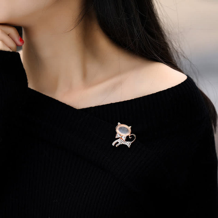 Broche pour femme en forme de chat opale avec noeud papillon