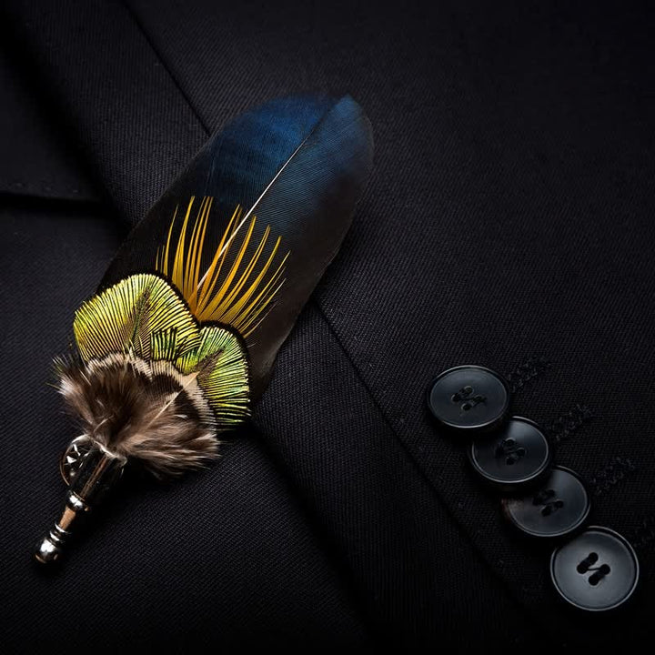 Nœud papillon en plumes de paon bleu et jaune avec épingle à revers