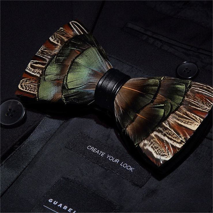 Nœud papillon rétro en plumes marron et vert pour enfant avec épingle à revers