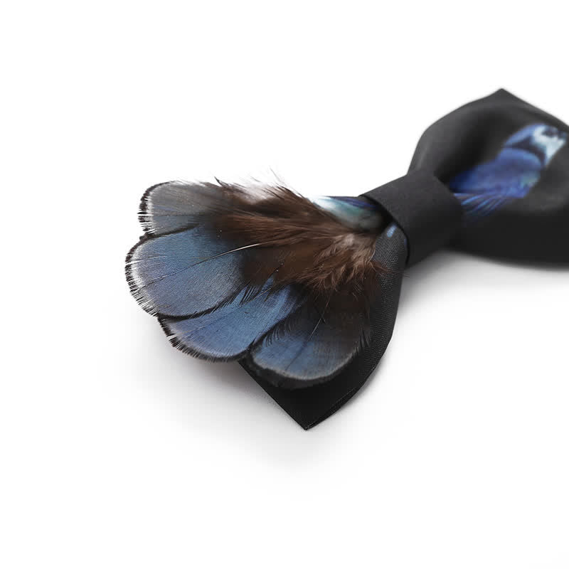 Nœud papillon en plumes de pie noires et bleues