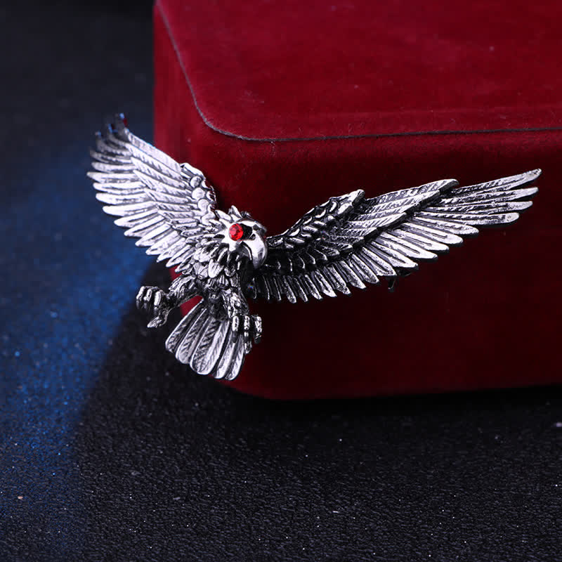Broche rétro pour homme représentant un faucon à tête blanche