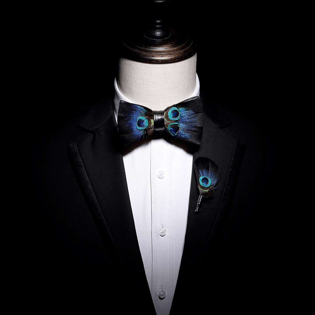 Nœud papillon en plumes de paon noir et bleu avec épingle à revers