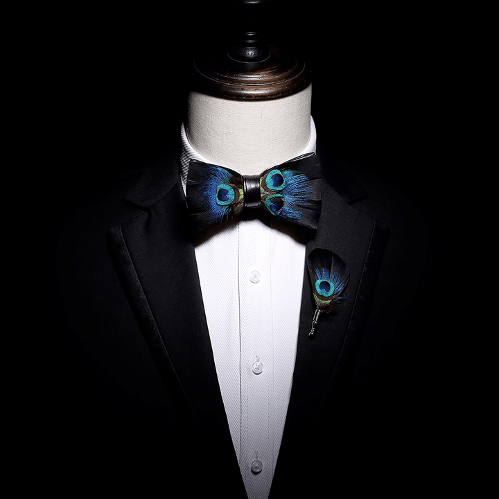 Nœud papillon en plumes de paon noir et bleu avec épingle à revers