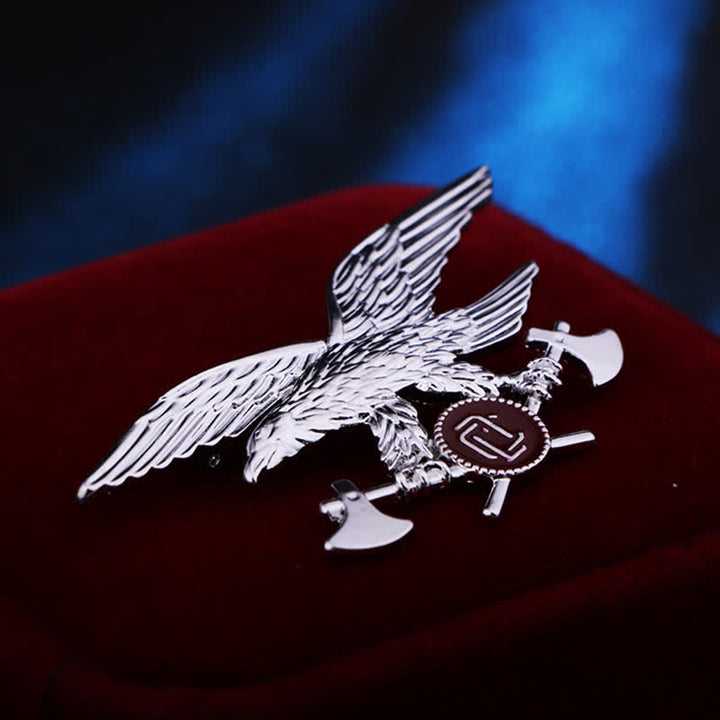 Broche rétro pour homme représentant une hache d'aigle