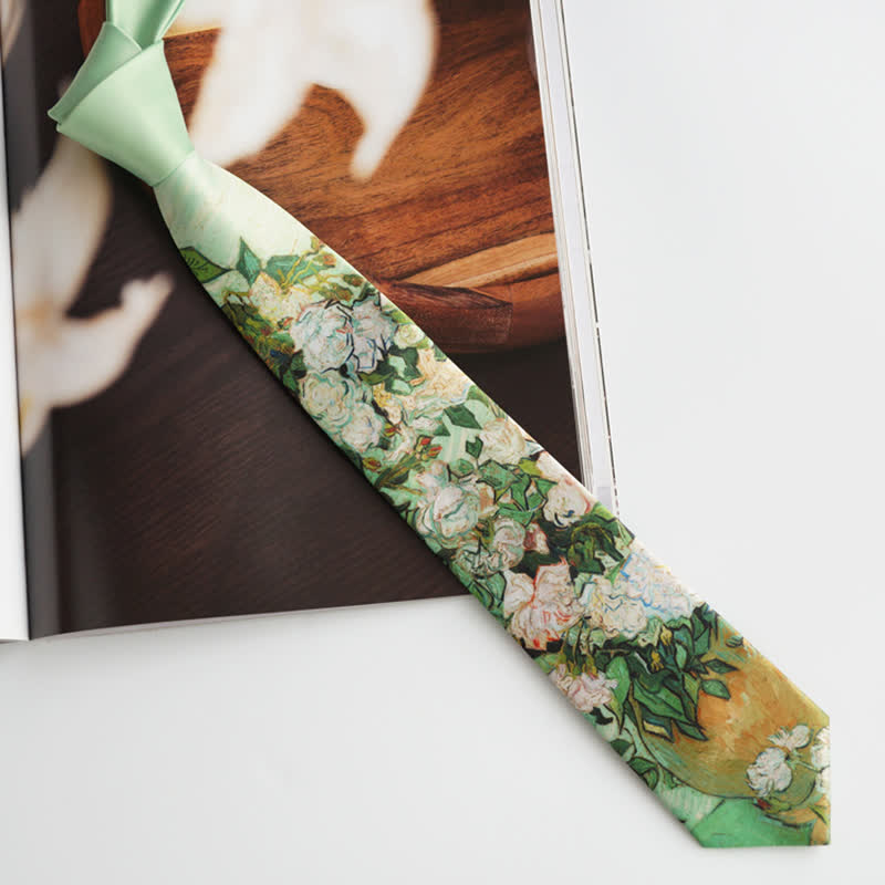Cravate florale pour homme vert clair à motifs de roses blanches