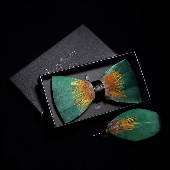 Nœud papillon vert forêt et jaune avec plumes et épingle à revers