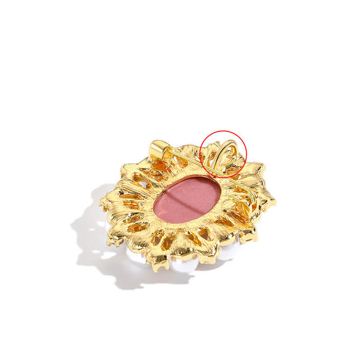 Broche en perles représentant la beauté du palais des femmes