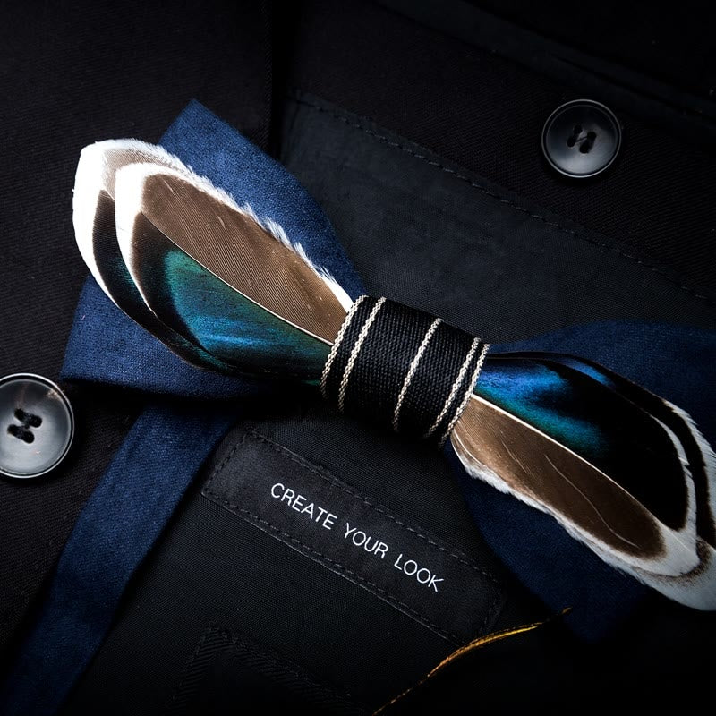 Nœud papillon vintage en plumes bleu marine et marron avec épingle à revers