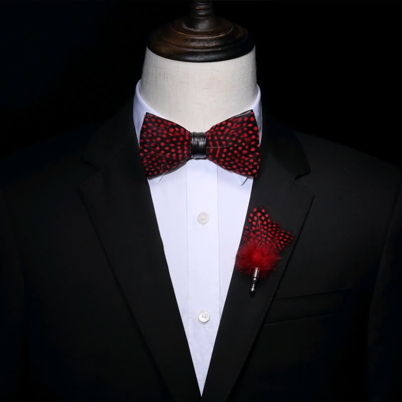 Nœud papillon à pois rouges et plumes avec épingle à revers