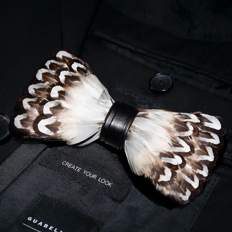 Nœud papillon en plumes Wilderness blanc et marron avec épingle à revers
