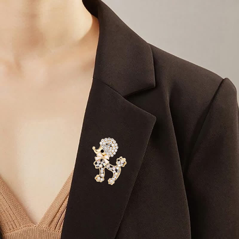 Broche pour femme en forme de chiot caniche avec noeud papillon