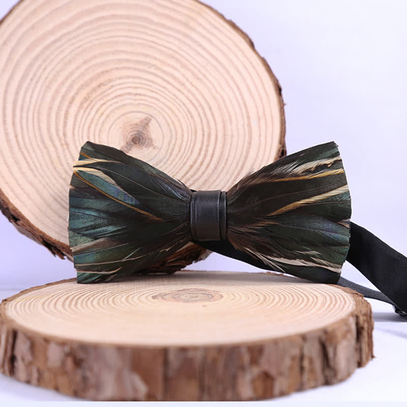 Nœud papillon en plumes gris ardoise foncé avec épingle à revers