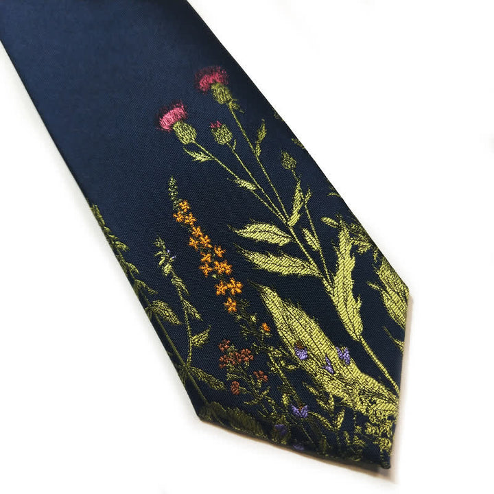 Cravate bleu marine pour homme au milieu de fleurs