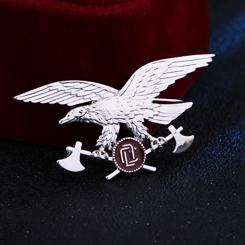 Broche rétro pour homme représentant une hache d'aigle