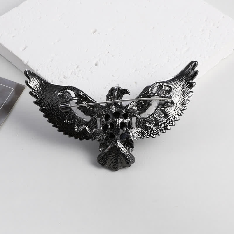 Broche en pierre précieuse pour homme avec faucon volant