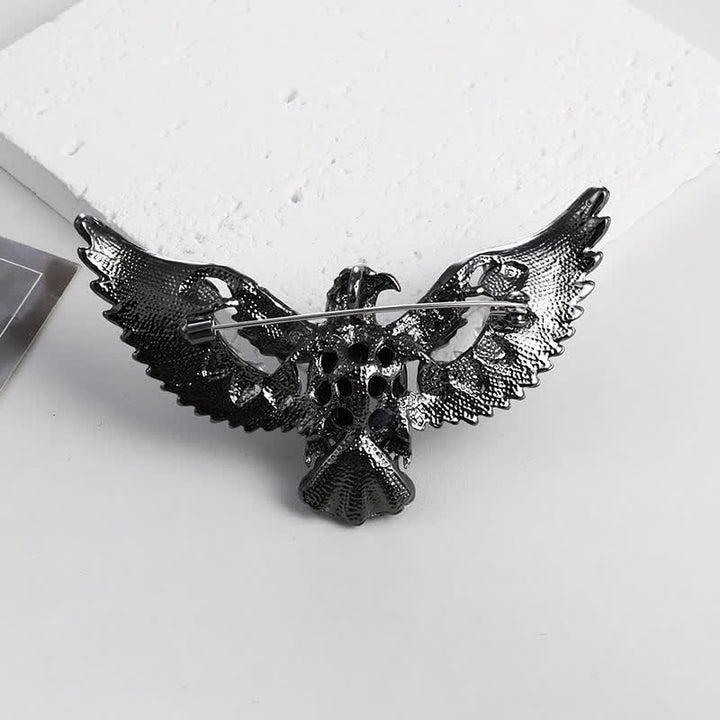 Broche en pierre précieuse pour homme avec faucon volant