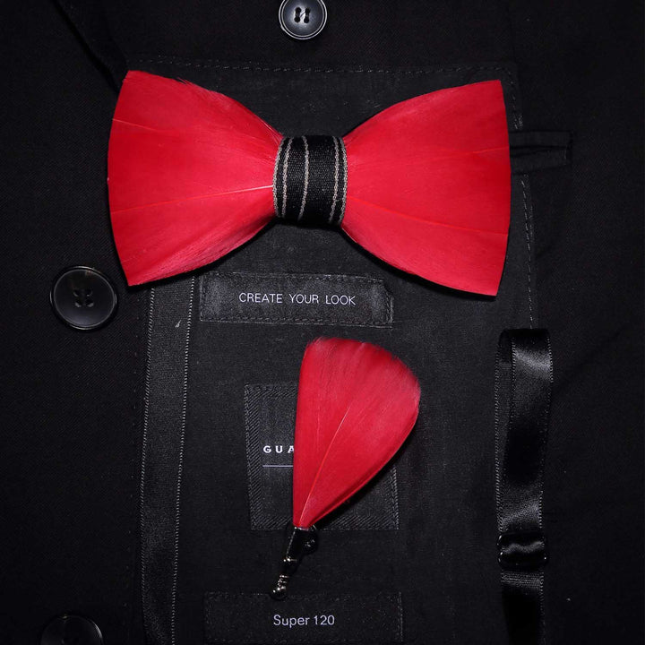 Nœud papillon classique en plumes rouge uni avec épingle à revers