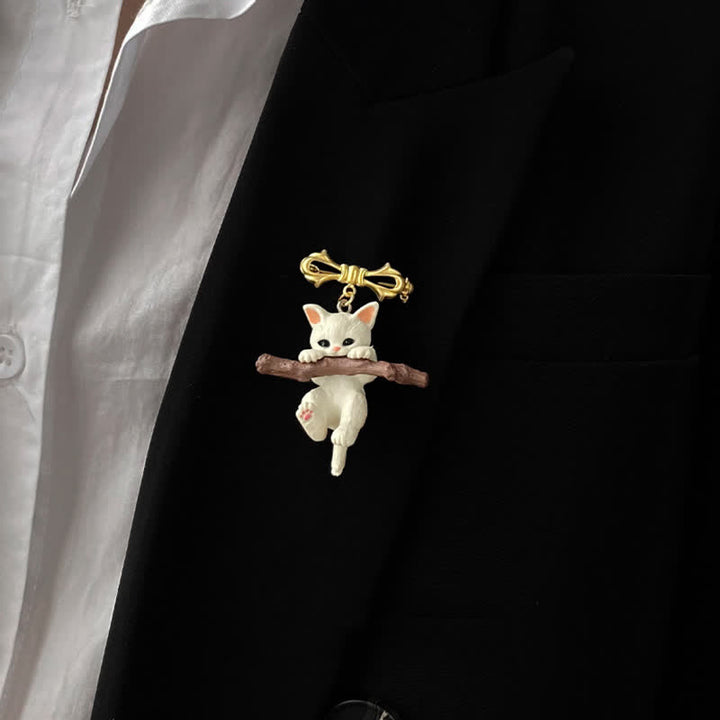 Broche ludique pour femme avec chat et dag et branche