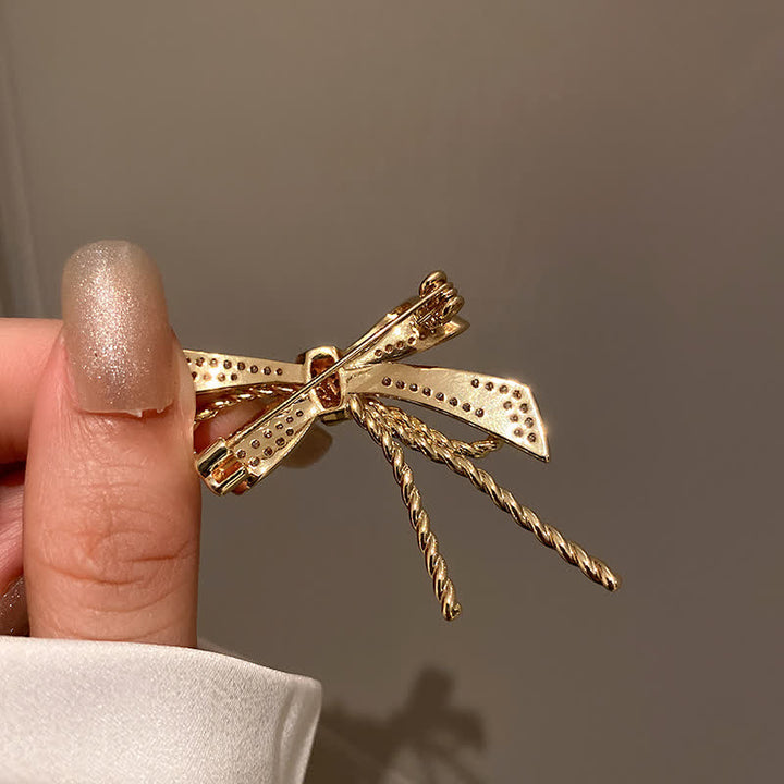 Jolie broche en zircons pour femme avec noeud papillon