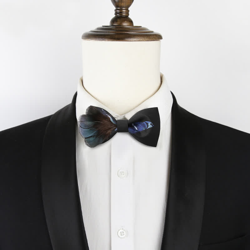 Nœud papillon en plumes de pie noires et bleues