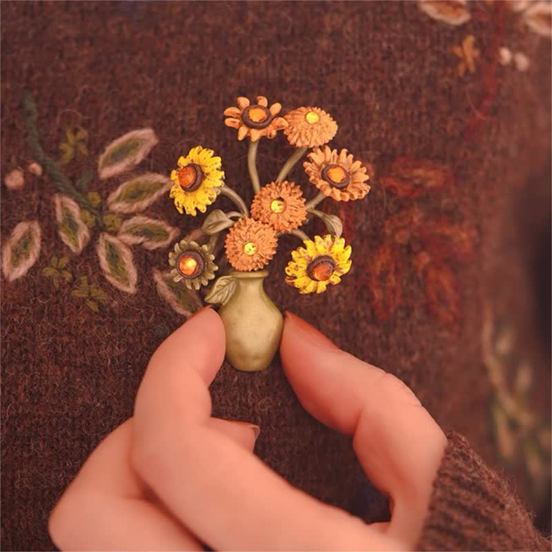 Broche en émail pour femme représentant un vase de tournesol