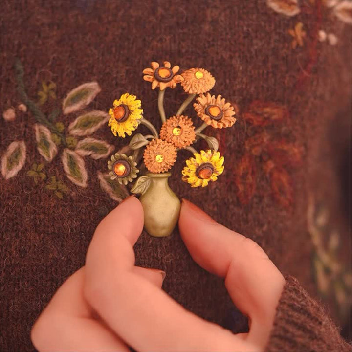 Broche en émail pour femme représentant un vase de tournesol