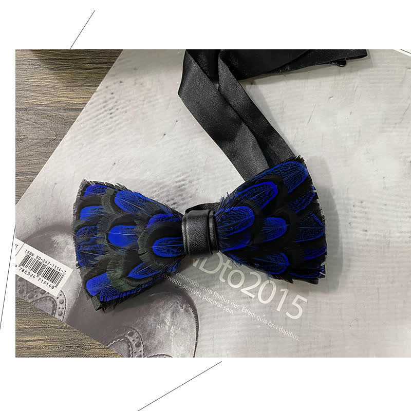 Nœud papillon en plumes de paon bleu nuit et noir avec épingle à revers
