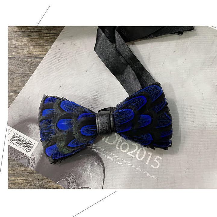 Nœud papillon en plumes de paon bleu nuit et noir avec épingle à revers