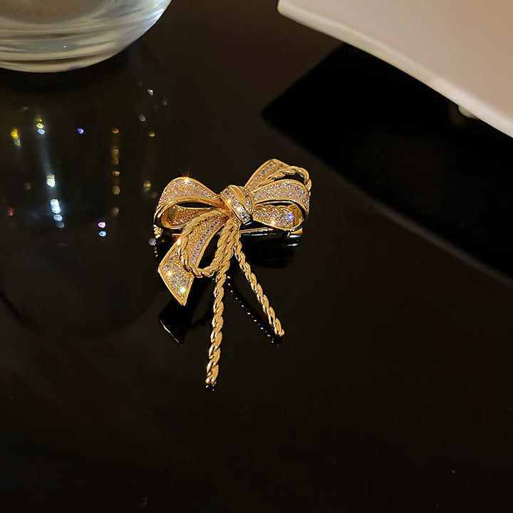 Jolie broche en zircons pour femme avec noeud papillon