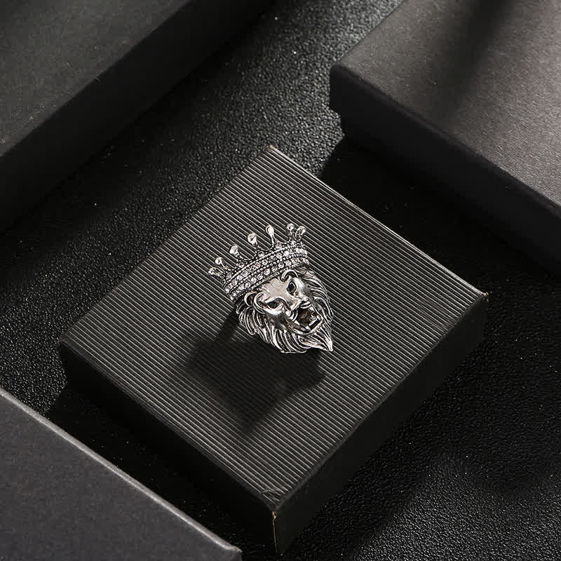 Broche pour homme représentant le roi lion
