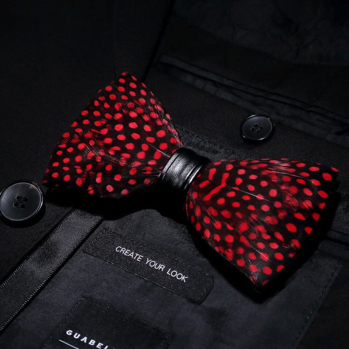 Nœud papillon à pois rouges et plumes avec épingle à revers