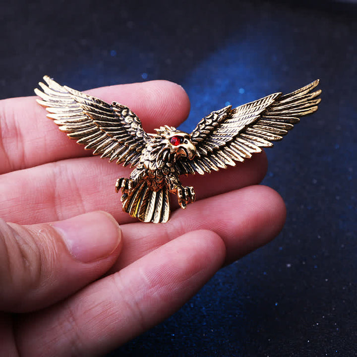 Broche rétro pour homme représentant un faucon à tête blanche