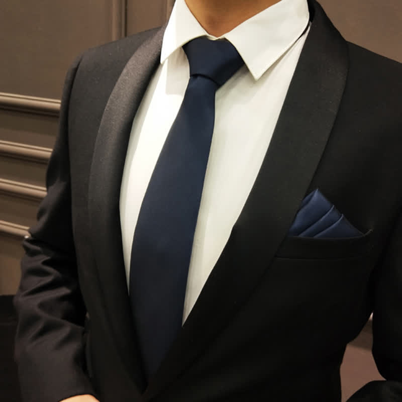 Cravate bleu marine pour homme au milieu de fleurs