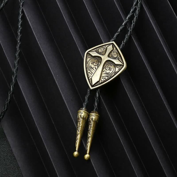 Cravate Bolo en forme de croix et de bouclier romain gravée à l'ancienne
