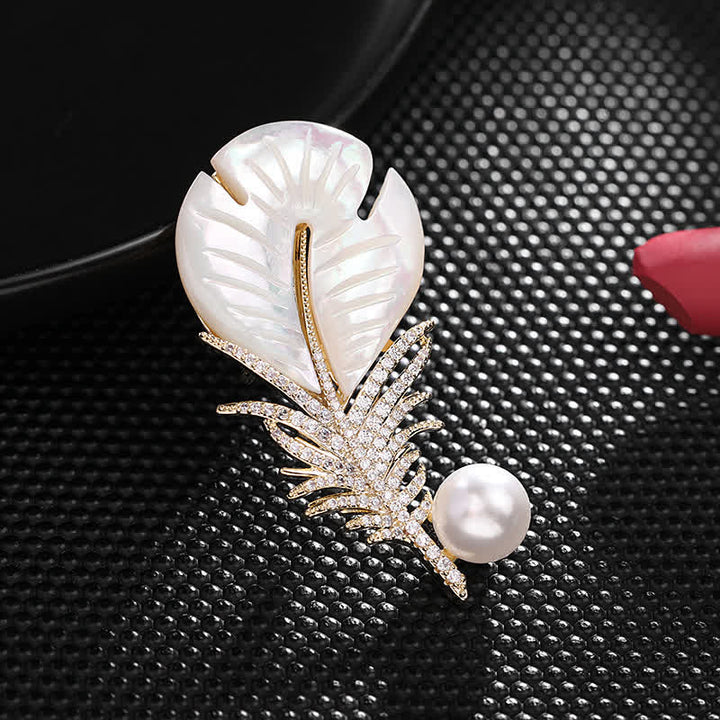 Broche en nacre et plumes pour femme