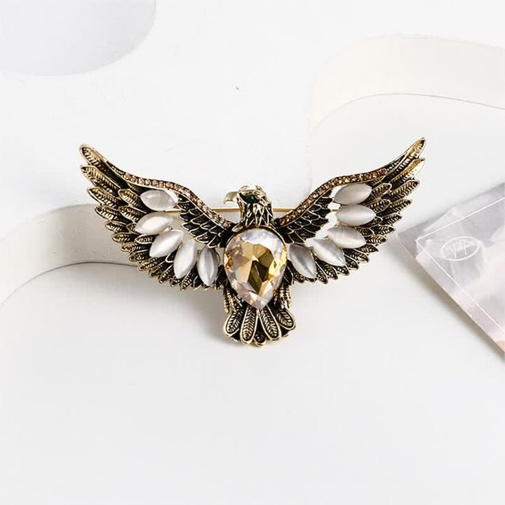Broche en pierre précieuse pour homme avec faucon volant