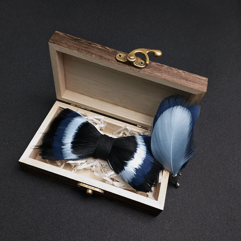 Nœud papillon à plumes noir et bleu avec épingle à revers - image 0