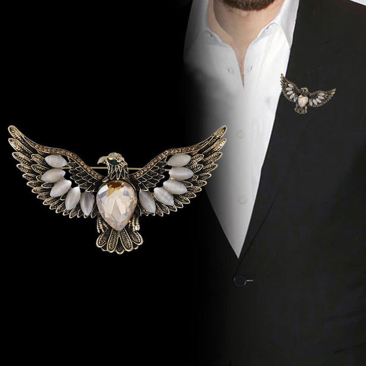 Broche en pierre précieuse pour homme avec faucon volant