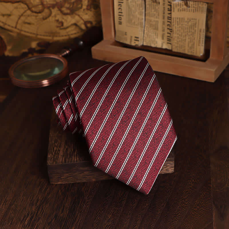Cravate à fines rayures rouge foncé et blanc pour homme - image 1