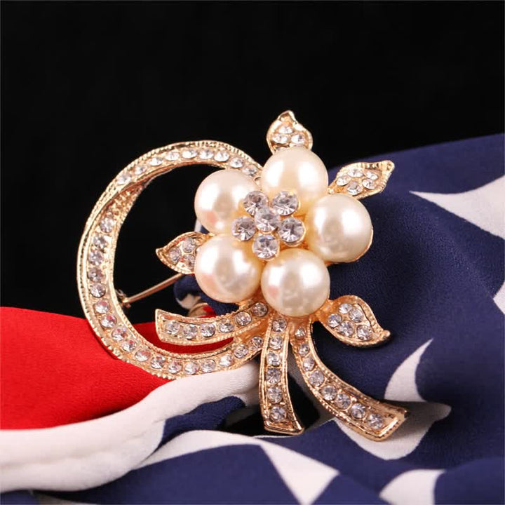 Broche pour femme avec guirlande de perles et strass