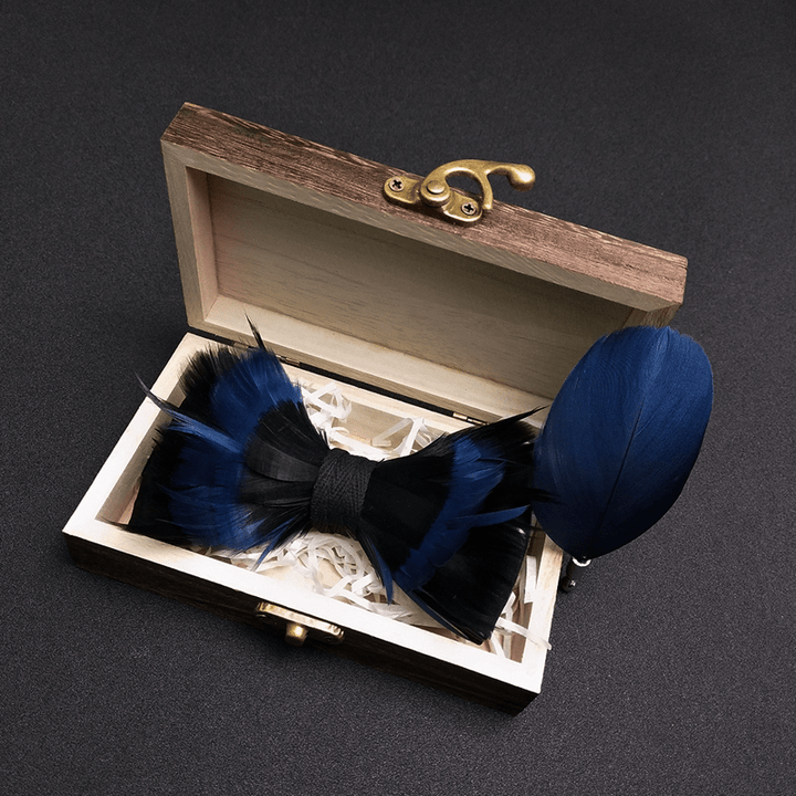 Nœud papillon en plumes bleu nuit et noir avec épingle à revers
