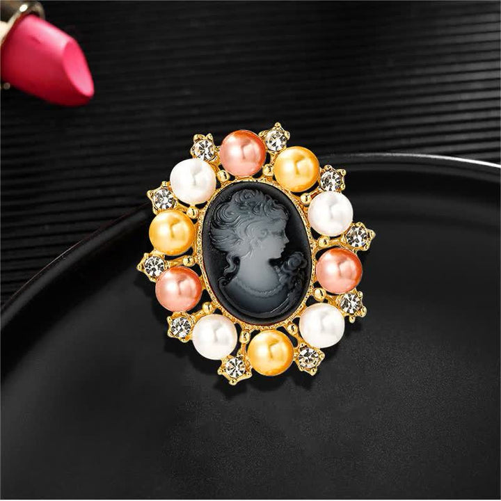 Broche en perles représentant la beauté du palais des femmes