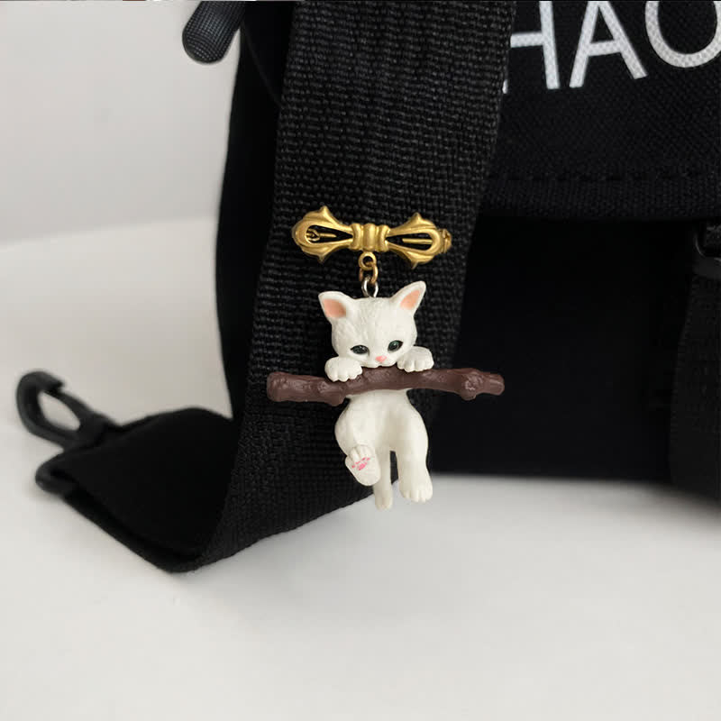 Broche ludique pour femme avec chat et dag et branche