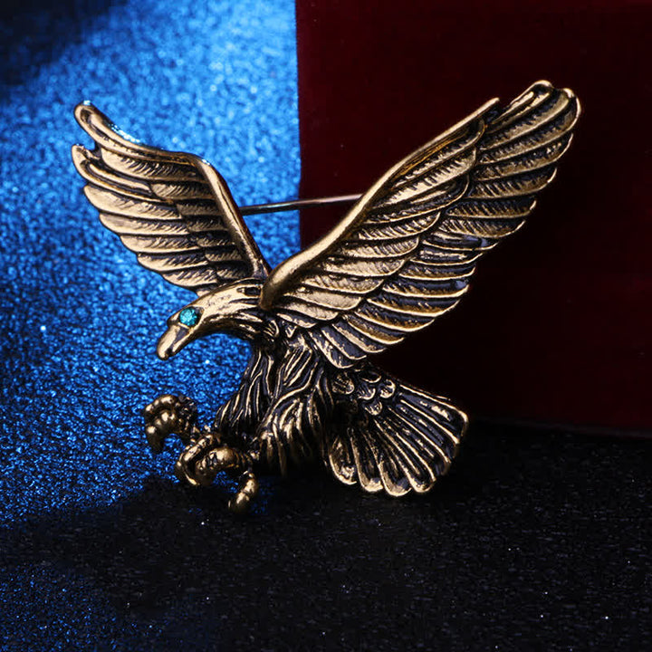 Broche œil vert pour homme avec buse chauve