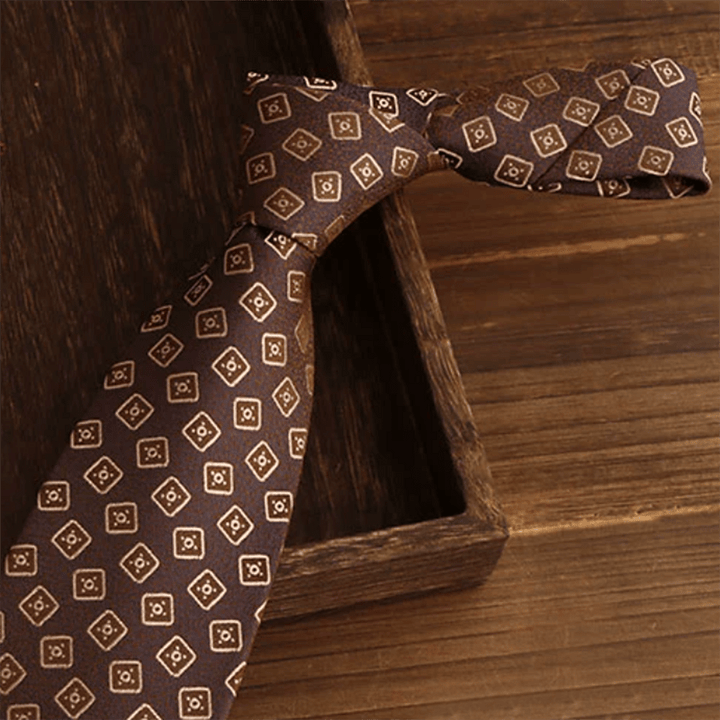 Cravate pour homme marron foncé et diamants dorés 