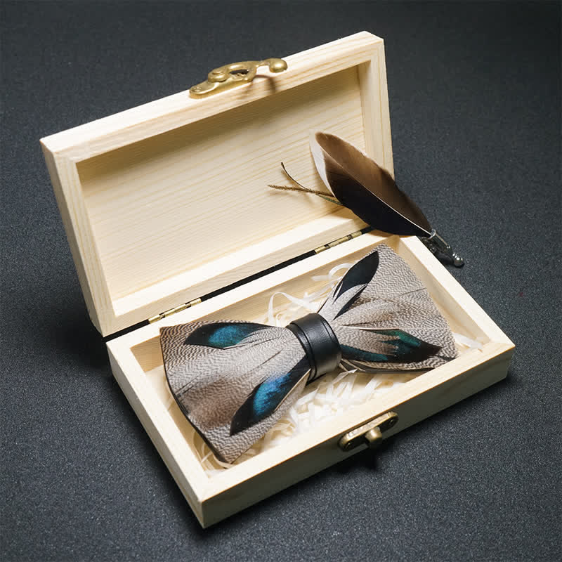 Nœud papillon en plumes de paon marron et bleu avec épingle à revers - image 1