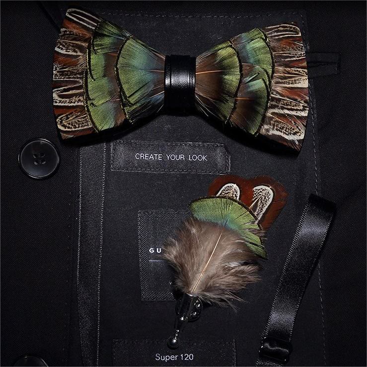 Nœud papillon rétro en plumes marron et vert pour enfant avec épingle à revers