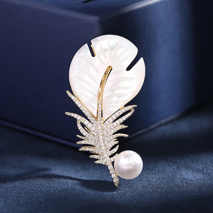 Broche en nacre et plumes pour femme