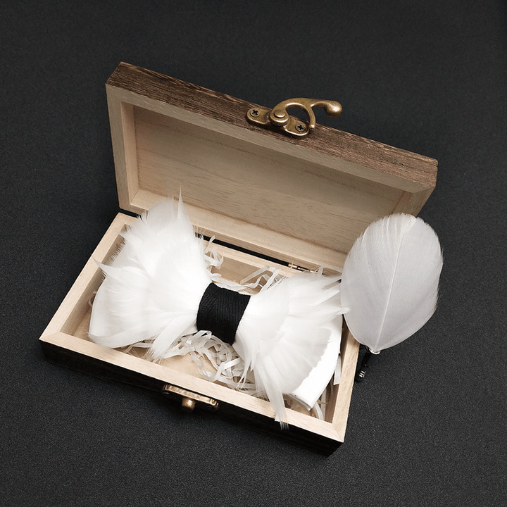 Nœud papillon élégant en plumes blanches et noires avec épingle à revers - image 1