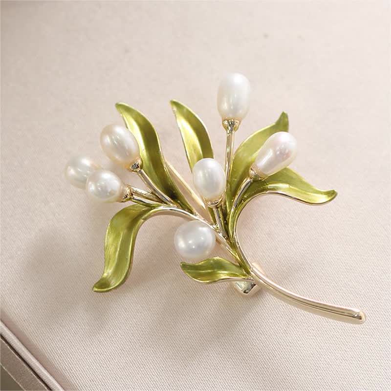 Broche pour femme en perles naturelles et rameau d'olivier